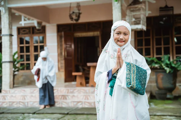 Muslim gadis dengan hijab tersenyum dan menyapa kamera — Stok Foto