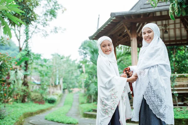 Mother and daughter with hijab walking to the mosque to do idul fitri prayer — Stock Photo, Image