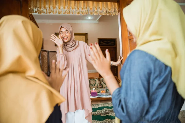 Muslim woman welcoming guests at home on eid mubarak — Stock Photo, Image