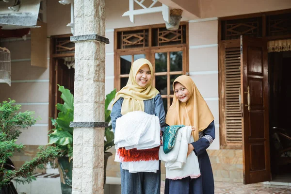 Muslim asia dengan hijab berdiri di depan rumah — Stok Foto