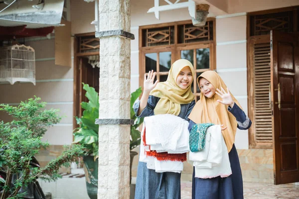 Moslim moeder en dochter klaar om idul fitri gebed te doen — Stockfoto
