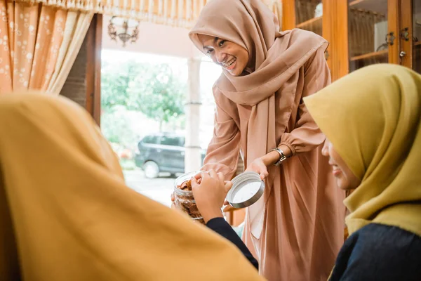 Muslimská rodina s občerstvení pamlsky při návštěvě — Stock fotografie