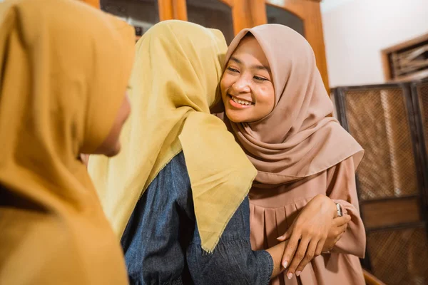 Азиатские мусульмане посещают семью во время idul fitri — стоковое фото