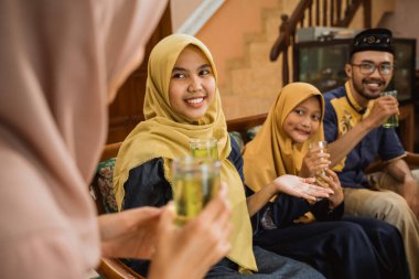 Aile ziyareti ve Idul Fitri aile geleneği sırasında sohbet.