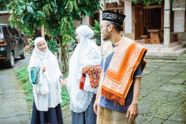 Aile camiye idul fitri ya da bayram namazı için gidiyor.