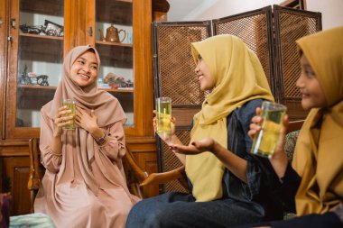 Aile ziyareti ve Idul Fitri aile geleneği sırasında sohbet.