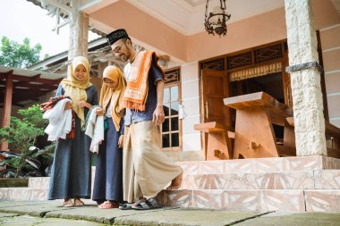 Aile camiye idul fitri ya da bayram namazı için gidiyor.