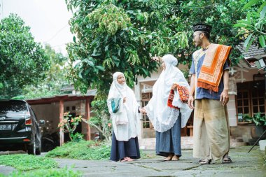 Aile camiye idul fitri ya da bayram namazı için gidiyor.