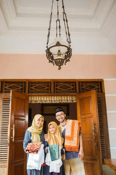 Muslim asia mengharapkan keluarga yang akan datang selama masa idul fitri — Stok Foto