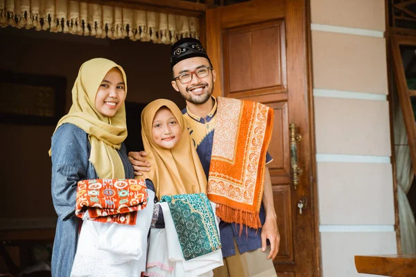 Asiatique musulman s'attendant famille à venir pendant idul fitri — Photo