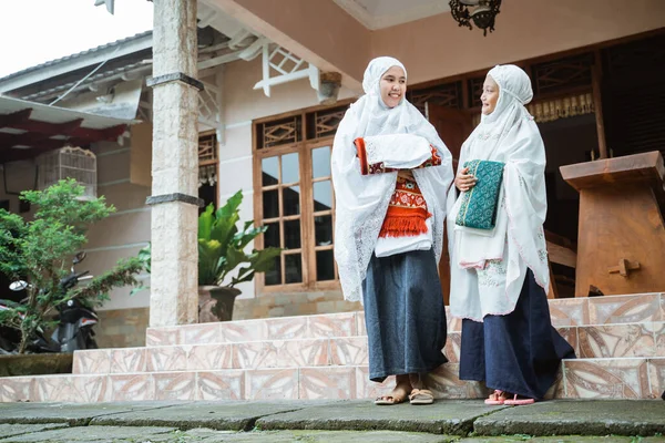 Asiático musulmán con hiyab de pie en frente de la casa —  Fotos de Stock
