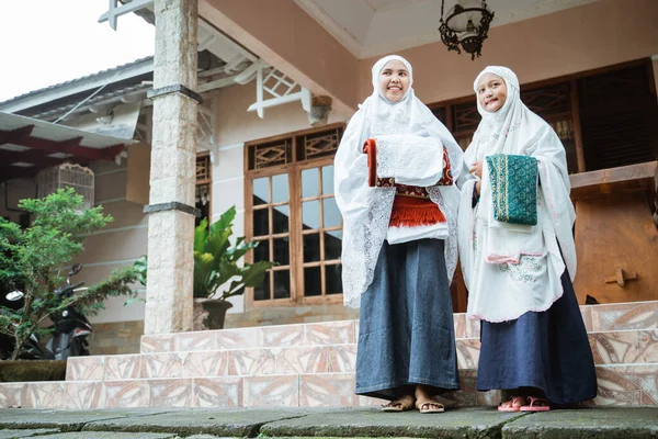 Muslim mor och dotter gör sig redo att göra idul fitri bön — Stockfoto