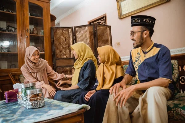 Aile ziyareti ve Idul Fitri aile geleneği sırasında sohbet.