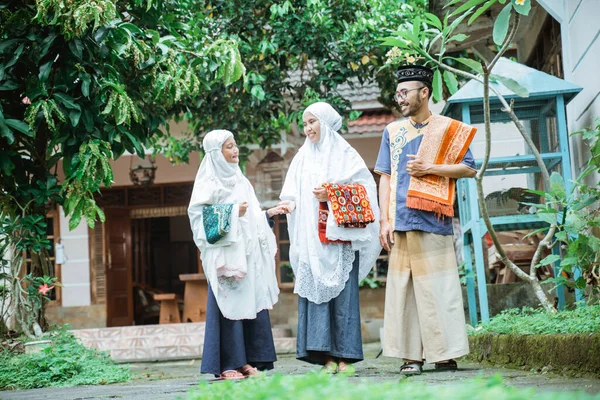 Familj gå till moskén för att göra idul fitri eller eid mubarak bön — Stockfoto
