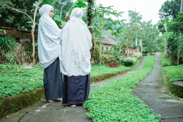 Mère et fille musulmanes marchant vers la mosquée tout en portant hijab — Photo