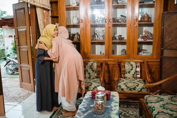 Asyalı Müslümanlar Idul Fitri döneminde ailelerini ziyaret ediyor.