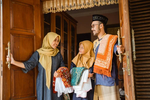 Asiatisk muslim förväntar familj att komma under idul fitri — Stockfoto
