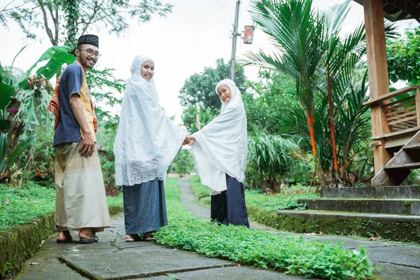 Keluarga pergi ke masjid untuk melakukan salat Idul Fitri atau Idul Mubarak — Stok Foto
