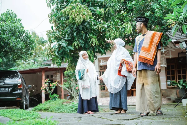 Keluarga pergi ke masjid untuk melakukan salat Idul Fitri atau Idul Mubarak — Stok Foto