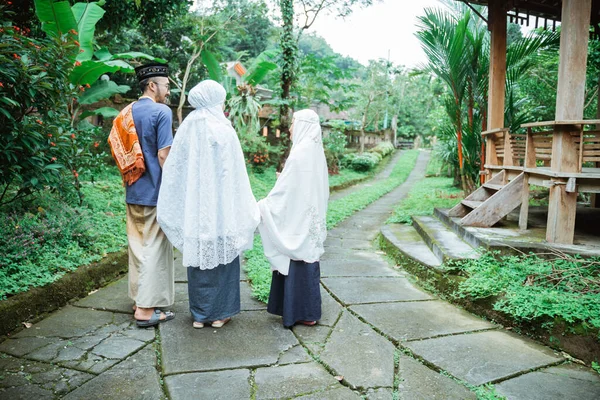 Muslim keluarga dengan anak berjalan bersama-sama dan memegang tangan — Stok Foto