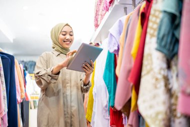 İş sahibi tesettürlü bir tablet kullanıyor