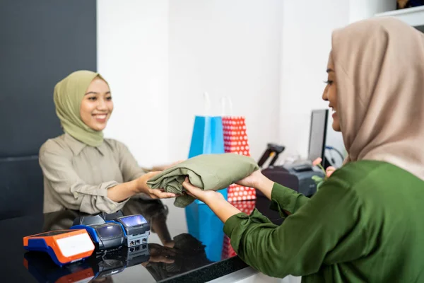 Muszlim pénztáros fizetési tranzakció a pénztárnál — Stock Fotó