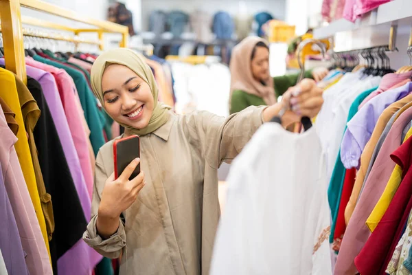 Мусульманські жінки з шарфом на голові фотографують нову сукню — стокове фото