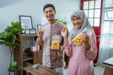 Kavanozda Idul Fitri atıştırmalığı tutan Müslüman çift.