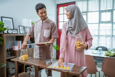 Çiftler mutfakta nastarlı kek yapıyorlar.