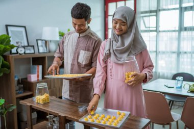 Çiftler mutfakta nastarlı kek yapıyorlar.