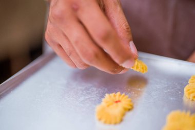 Bir tepside nastar kek turtası. Endonezya yemeğinin ananaslı kurabiyeleri