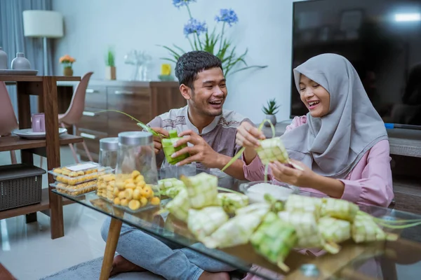 Мусульманська пара азіатських виробників кетчупу рисовий торт вдома з використанням пальмового листа — стокове фото