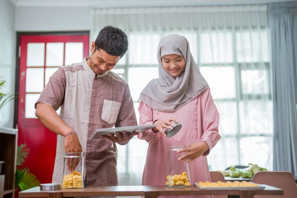 Пара делает nastar закуска торт вместе на кухне — стоковое фото