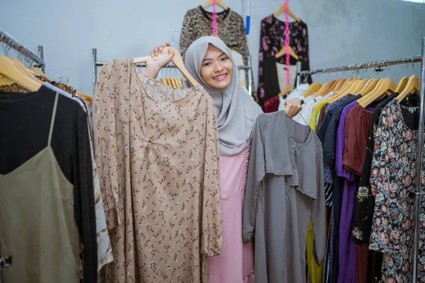 Muslim γυναίκα ψώνια νέο φόρεμα για eid mubarak idul fitri — Φωτογραφία Αρχείου