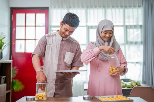 Musulmán hombre y mujer hornear nastar snack para idul fitri —  Fotos de Stock
