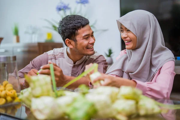 Šťastný pár dělat ketupat pro idul fitri — Stock fotografie