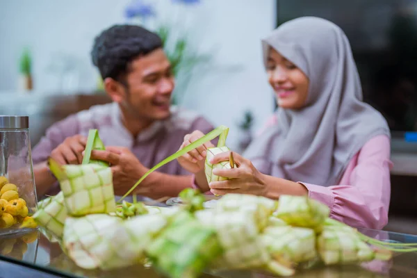 Мусульманська пара азіатських виробників кетчупу рисовий торт вдома з використанням пальмового листа — стокове фото