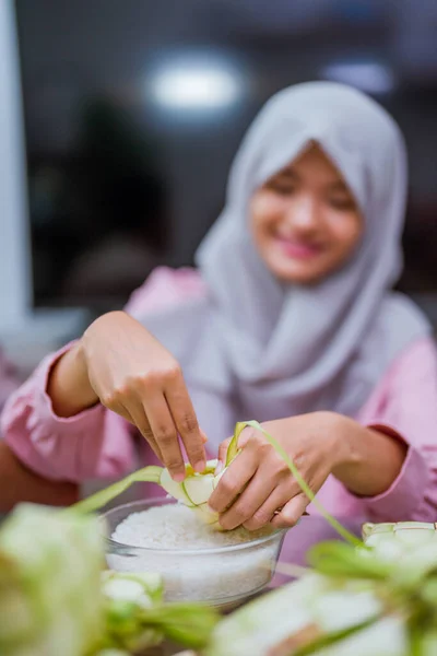 Beautiful muslim woman making ketupat for idul fitri — 스톡 사진