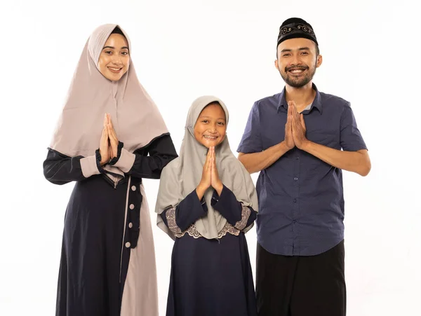 Gestur keluarga Muslim salam di atas putih — Stok Foto