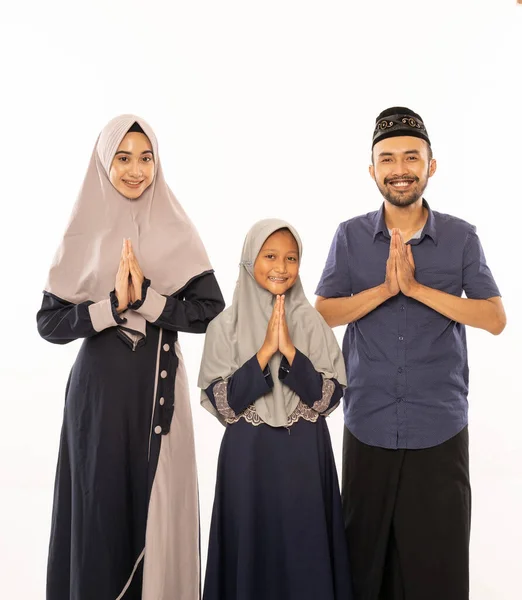 Gesto de saludo de la familia musulmana sobre blanco —  Fotos de Stock