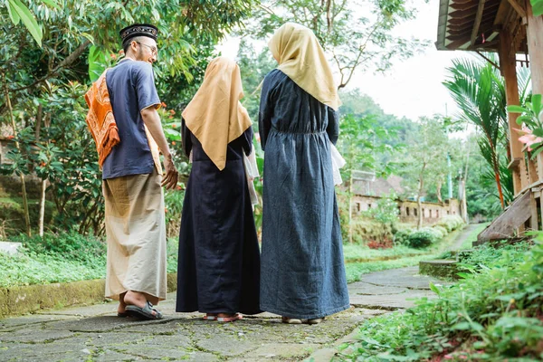 Keluarga Muslim berjalan dari rumah mereka ke masjid untuk salat Idul Fitri — Stok Foto