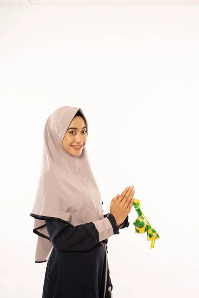 Mulher muçulmana sorrindo para a câmera com gesto de mão — Fotografia de Stock
