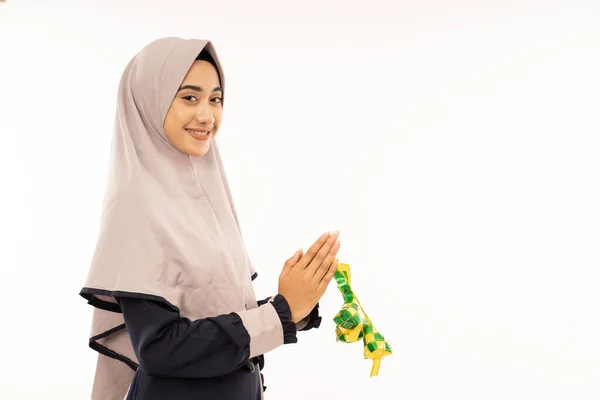Müslüman kadın kameraya el hareketleriyle gülümsüyor. — Stok fotoğraf