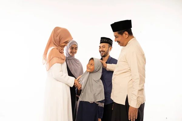 Familia musulmana abrazo durante la celebración de la familia eid mubarak — Foto de Stock