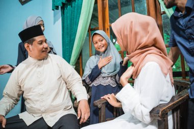 Idul Fitri kutlamaları sırasında bir aile eğlencesi