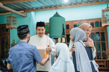 Müslüman insanlar ziyareti sırasında ailelerine hediye veriyorlar.