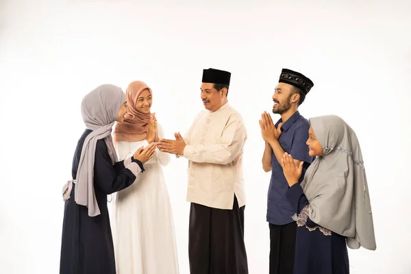 Muslim keluarga berjabat tangan pada perayaan Idul Fitri — Stok Foto