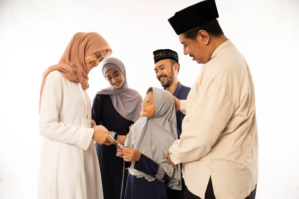 Família muçulmana apertar a mão na celebração idul fitri — Fotografia de Stock