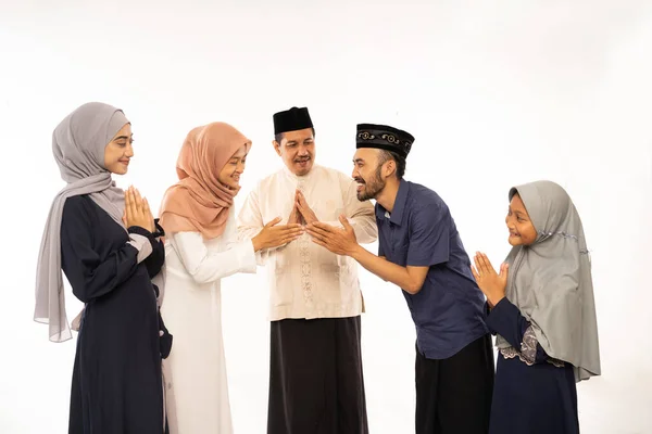 节庆期间，穆斯林家庭拥抱在一起 — 图库照片