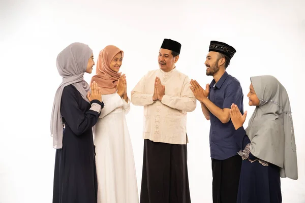 Familia musulmana abrazo durante la celebración de la familia eid mubarak —  Fotos de Stock